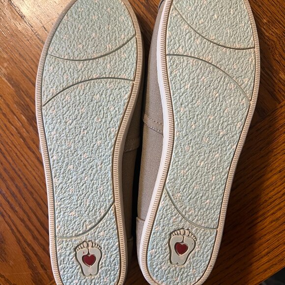 Women's BOBs Tan Slip-On Flat Shoe Size 11 (NEVER WORN!) - Picture 3 of 3